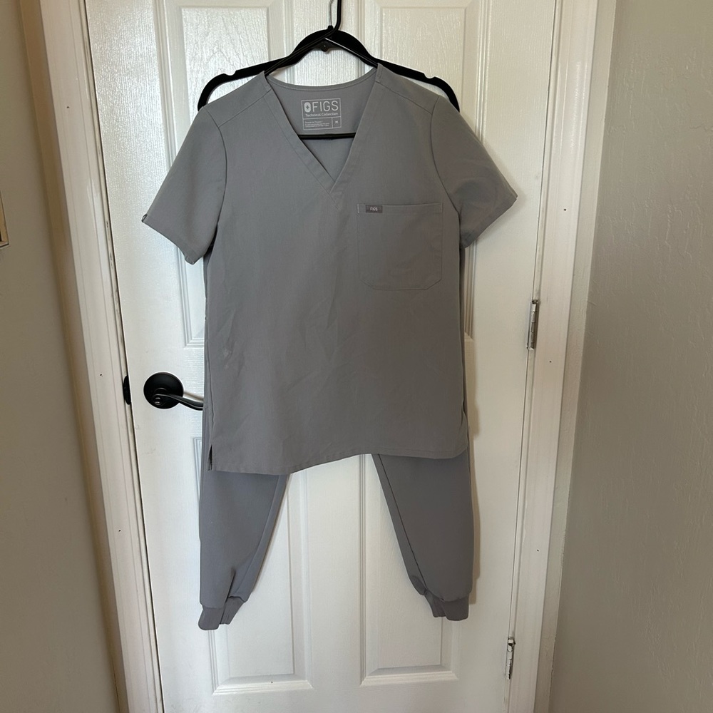 Figs scrub set, Catarina one pocket scrub top and Zamora joggers, EUC size med.